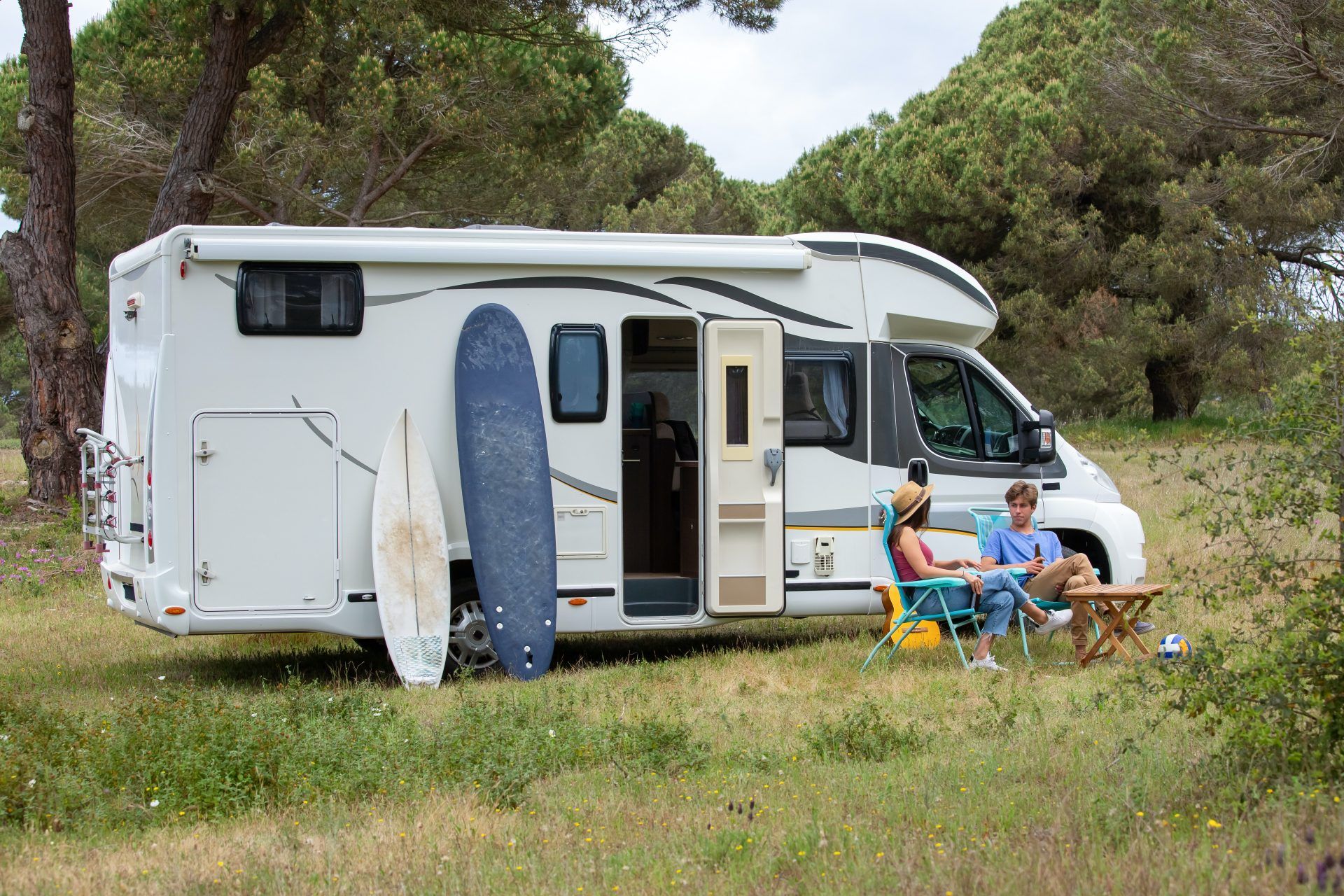 Wohnmobil auf grüner Wiese